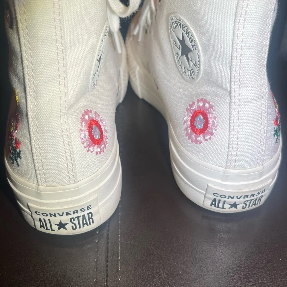 Converse all star chuckTaylor White HighTop floral embroidered Sneakers size 3.5